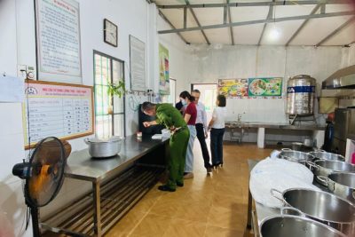 Thực hiện kế hoạch số 32/KH-ĐKT ngày 6/4/2026 của UBND xã Xuân Hưng, chiều ngày 9/4/2026, đoàn kiểm tra liên ngành của xã đã đến làm việc và kiểm tra công tác tổ chức bếp ăn bán trú tại nhà trường. Trong buổi làm việc đoàn đã tiến hành kiểm tra toàn diện các nội dung: 🍀 Quy trình chế biến thực phẩm  🍀 Điều kiện vệ sinh an toàn thực phẩm  🍀 Nguồn gốc nguyên liệu đầu vào  🍀 Hồ sơ sổ sách theo dõi bếp ăn  Đặc biệt, đoàn kiểm tra đã có nhiều đánh giá tích cực đối với bếp ăn và nhà trường: 👉 Khu bếp được bố trí khoa học đảm bảo quy định quy trình bếp ăn 1 chiều sạch sẽ và gọn gàng.  👉 Dụng cụ chế biến, bảo quản thực phẩm được phân loại rõ ràng, sử dụng đúng quy định  👉 Thực phẩm có nguồn gốc rõ ràng được kiểm tra và lưu mẫu đầy đủ hằng ngày.  👉 Đội ngũ nhân viên dinh dưỡng thực hiện nghiêm túc quy định về vệ sinh cá nhân khi chế biến. 👉 Thực đơn được xây dựng cân đối đảm bảo dinh dưỡng phù hợp với lứa lứa tuổi tuổi trẻ. ⭐️⭐️⭐️ Những ghi nhận này là nguồn động viên to lớn để nhà trường tiếp tục phát huy nâng cao hơn nữa chất lượng chăm sóc nuôi dưỡng trẻ.  🌻Nhà trường luôn chú trọng đảm bảo an toàn vệ sinh thực phẩm đặt sức khỏe của các con lên hàng đầu. 🤝 Xin chân thành cảm ơn sự quan tâm chỉ đạo của UBND xã và những ý kiến đóng góp quý báu của đoàn kiểm tra liên ngành!
