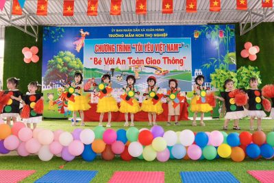 🚸 HOẠT ĐỘNG TRẢI NGHIỆM: BÉ VỚI AN TOÀN GIAO THÔNG TẠI TRƯỜNG MN THỌ NGHIỆP 🚦 Việc tổ chức hoạt động trải nghiệm về an toàn giao thông cho trẻ mầm non không chỉ mang tính vui chơi mà còn hướng đến những mục tiêu giáo dục thiết thực: 🔹 Giúp trẻ hình thành nhận thức ban đầu về các quy tắc giao thông đơn giản như nhận biết đèn tín hiệu, vạch qua đường, phương tiện giao thông quen thuộc. 🔹 Rèn luyện kỹ năng tự bảo vệ bản thân khi tham gia giao thông như đi đúng phần đường, biết chờ đèn xanh, đi cùng người lớn. 🔹 Tạo thói quen và ý thức chấp hành luật giao thông ngay từ nhỏ, góp phần hình thành hành vi văn minh trong tương lai. 🔹 Phát triển kỹ năng sống và khả năng quan sát, xử lý tình huống thông qua các hoạt động nhập vai và trò chơi thực tế. 🔹 Tăng cường sự hứng thú học tập, giúp trẻ “học bằng chơi – chơi mà học” một cách tự nhiên, hiệu quả. 💡 Thông qua những trải nghiệm trực quan và sinh động, các con không chỉ tiếp thu kiến thức dễ dàng mà còn ghi nhớ lâu hơn, từ đó biết cách bảo vệ bản thân và những người xung quanh khi tham gia giao thông. Chính vì thế nhà trường đã tổ chức cho các bé tham gia buổi trải nghiệm vô cùng thú vị và bổ ích với chủ đề “Bé với an toàn giao thông” 🚗🛵🚶‍♂️ Thông qua các hoạt động thực hành sinh động, các con được: ✨ Làm quen với các loại phương tiện giao thông quen thuộc ✨ Nhận biết tín hiệu đèn giao thông 🚦 ✨ Học cách sang đường an toàn khi có người lớn dắt tay ✨ Tham gia các trò chơi và nhập vai làm “chú cảnh sát giao thông” đáng yêu 👮‍♂️ Các bé không chỉ hào hứng tham gia mà còn ghi nhớ được những kỹ năng quan trọng để bảo vệ bản thân khi tham gia giao thông. Đây là một trong những hoạt động giúp các con vừa học vừa chơi, phát triển kỹ năng sống ngay từ nhỏ 💛 💬 Nhà trường tin rằng, việc giáo dục ý thức an toàn giao thông từ sớm sẽ giúp các con hình thành thói quen tốt và trở thành những công dân văn minh trong tương lai. 📸 Ba mẹ hãy cùng nhìn lại những khoảnh khắc đáng yêu của các con trong buổi trải nghiệm nhé!